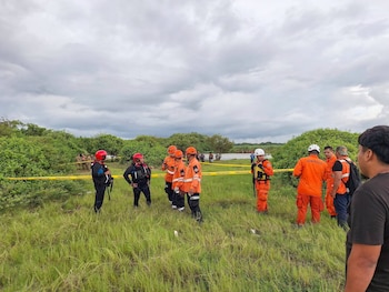 Cuerpos de socorro y comunitarios peinaron el cauce del río Sucio y la zona costera de Acajutla durante más de 48 horas tras la desaparición del joven pescador.