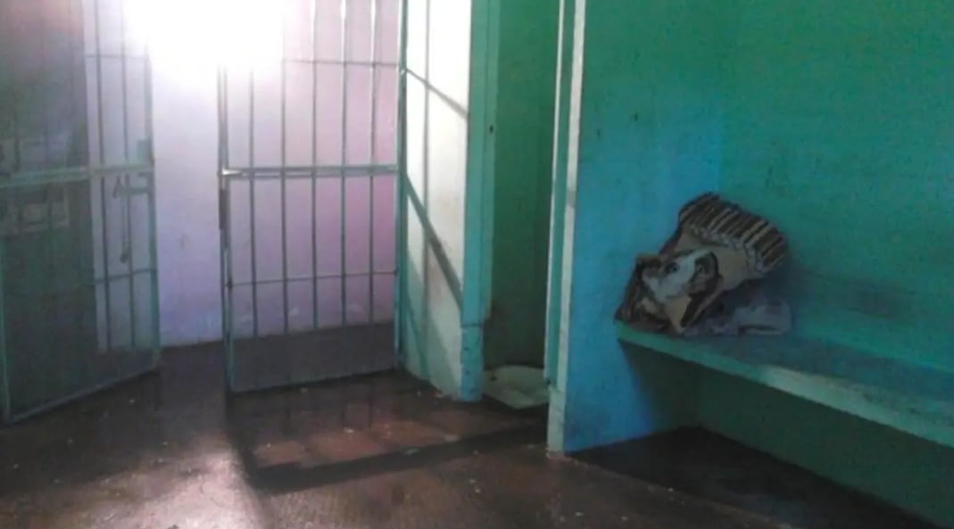 La Justicia de Salta investiga la muerte del detenido en la Comisaría N° 50, analizando si se trató de un ataque por parte de los internos o una pelea (El Tribuno)