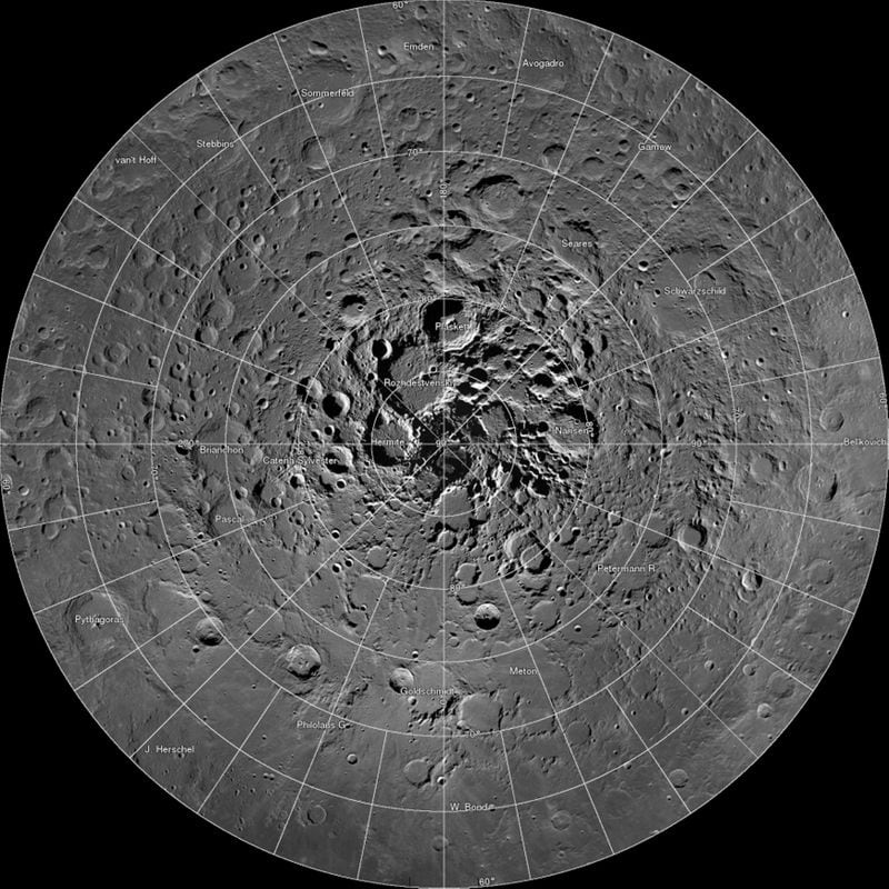 Una zona del círculo polar de la Luna, que se piensa alberga una mayor cantidad de agua en su superficie (REUTERS/NASA)