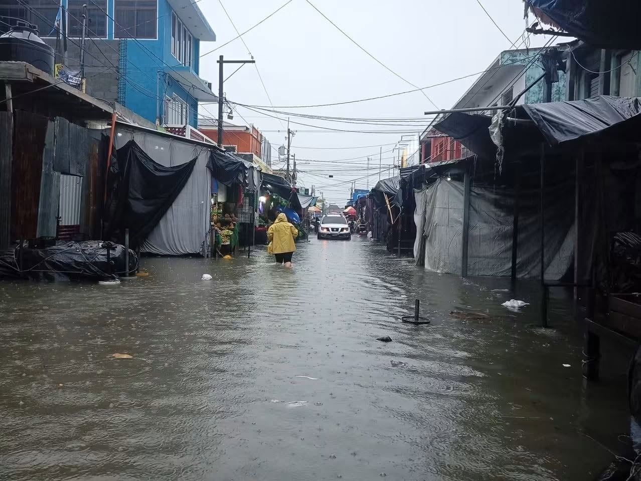 La acumulación de agua en San José motivó el cierre del mercado central y la evacuación de varias familias. (Facebook)