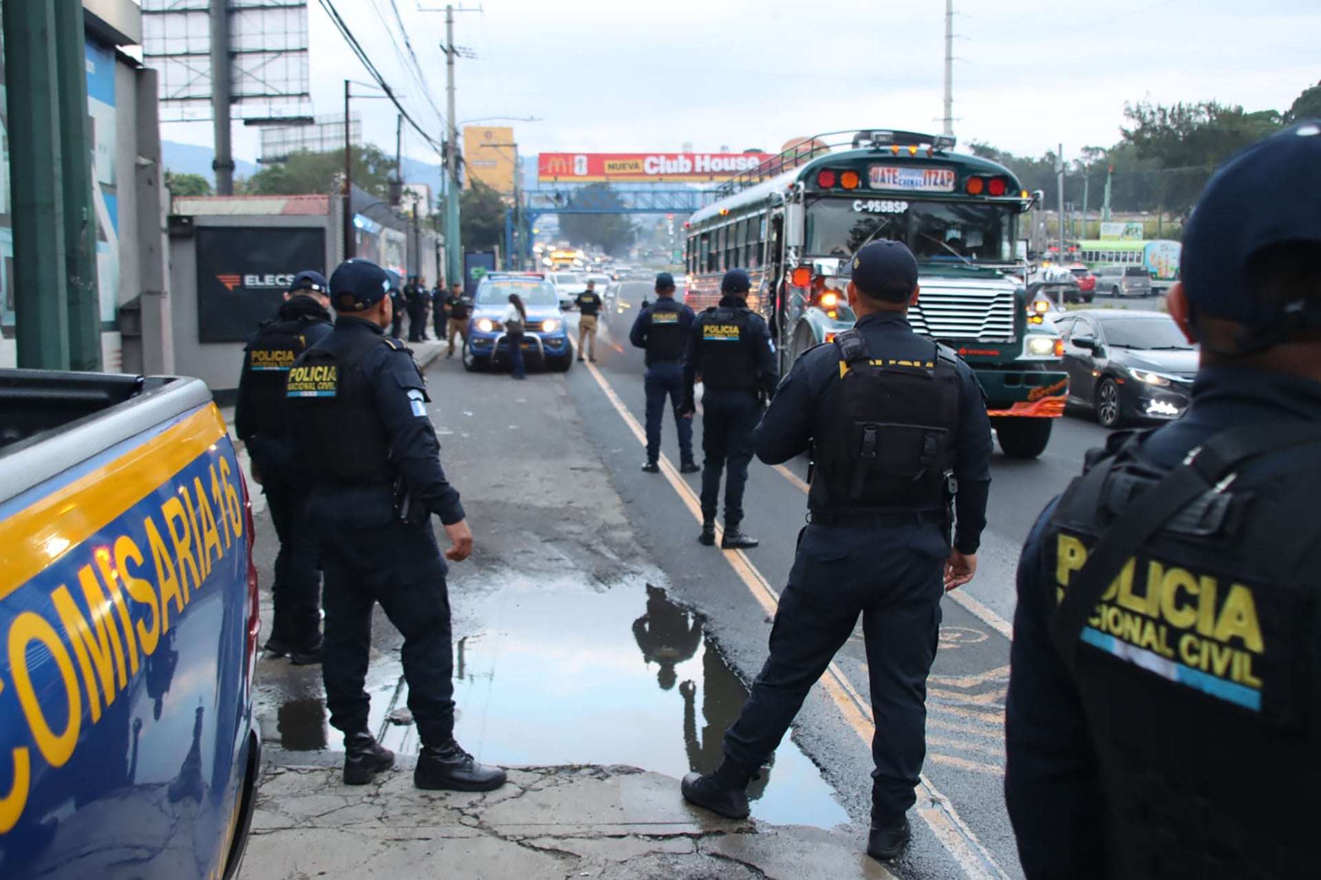 Agentes de la Policía Nacional Civil de Guatemala realizan un operativo de seguridad y prevención en una calle transitada para disuadir y combatir el robo perpetrado por motoladrones en la ciudad. (PNC de Guatemala)