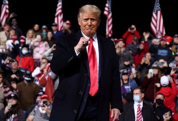 Donald Trump gesticula al salir de un evento de campaña para los senadores republicanos David Perdue y Kelly Loeffler en Valdosta, Georgia, el 5 de diciembre de 2020 (REUTERS/Jonathan Ernst)