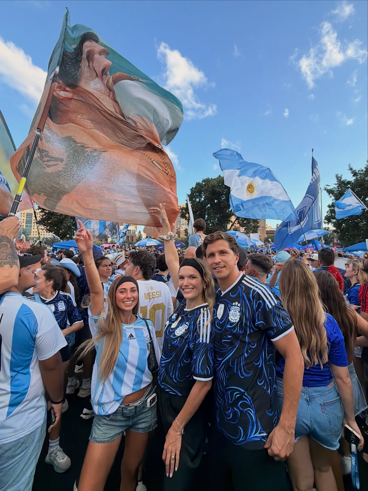 Irene, Eva y Gianluca fueron parte del aliento en la previa del partido ante Suiza