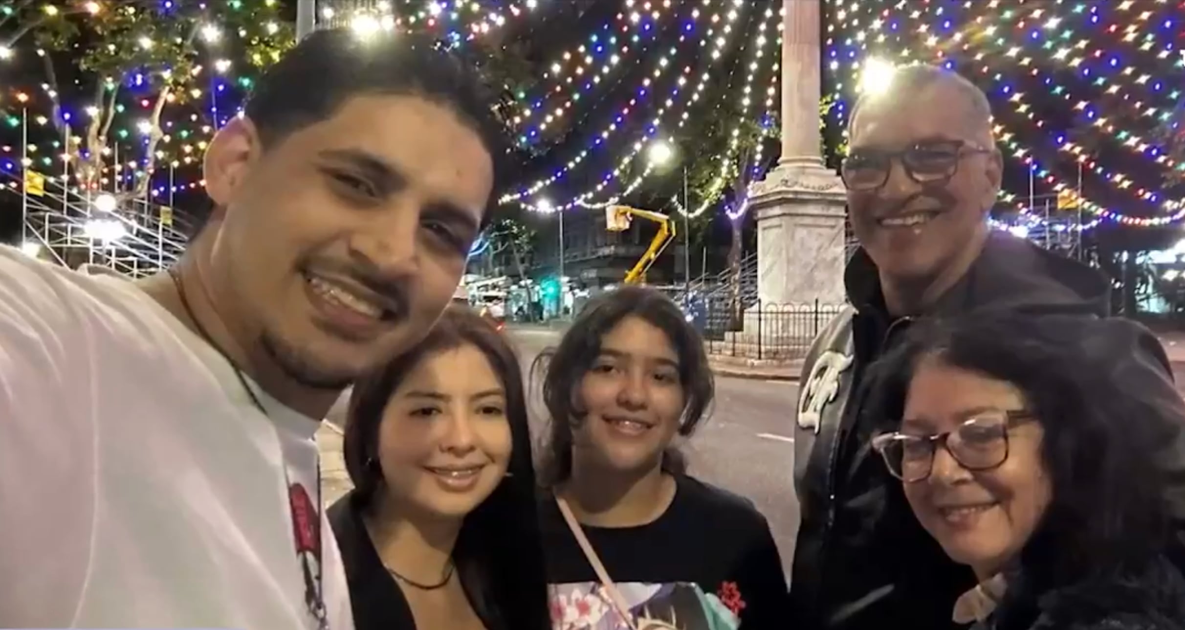 Juan Carlos Mendoza junto a su familia, en la Plaza Cagancha de Montevideo (Captura Telemundo/Canal 12)