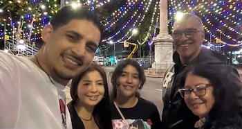 Juan Carlos Mendoza junto a su familia, en la Plaza Cagancha de Montevideo (Captura Telemundo/Canal 12)