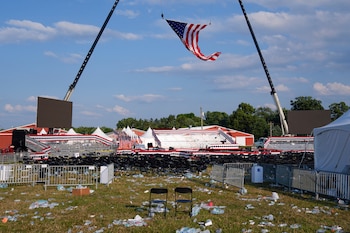 El lugar de un mitin de campaña del candidato presidencial republicano y expresidente Donald Trump aparece vacío y lleno de escombros el 13 de julio de 2024 en Butler, Pensilvania (AP/Evan Vucci, Archivo)