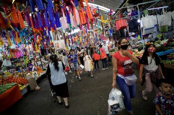 Foto de archivo. Gente en el mercado de Jamaica en Ciudad de México, México 24 de diciembre de 2020. REUTERS/Gustavo Graf