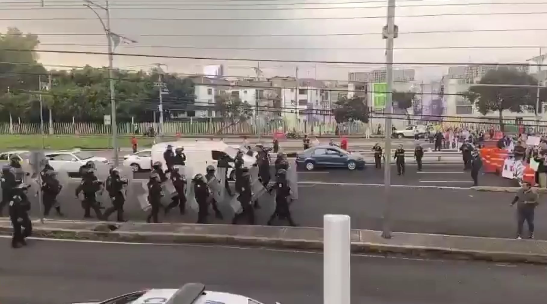 Policías comienzan a retirar a manifestantes del IMSS que mantienen bloqueos en CDMX.