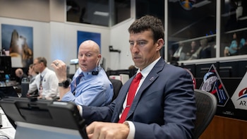 La tripulación del Artemis II se prepara para el encendido de los motores que los llevará fuera de órbita terrestre