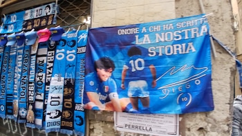 Antonio Esposito, conocido como “Bostik”, es una figura clave en la construcción simbólica y turística del llamado Largo Maradona, en los Quartieri Spagnoli de Nápoles.
