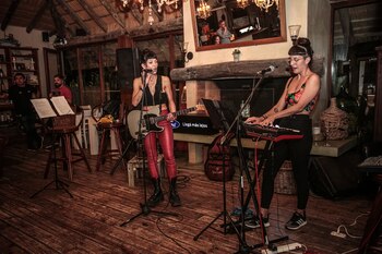 Mikki Lusardi y Paloma Iturri ofrecieron un show exclusivo en Casa Suaya para los invitados de la experiencia