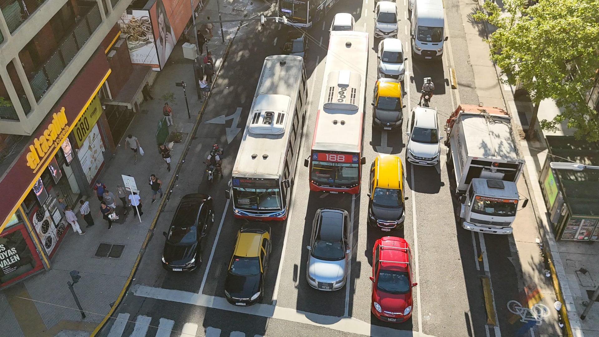 La Cámara Civil de Buenos Aires elevó el monto de indemnización a una pasajera accidentada tras bajar de un colectivo en la ciudad. (Foto de archivo: Gastón Taylor)