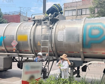 Los implicados enfrentan proceso penal bajo el cargo de posesión ilícita de petrolífero, tras el hallazgo de dos contenedores de 33 mil 500 litros. Crédito: Especial