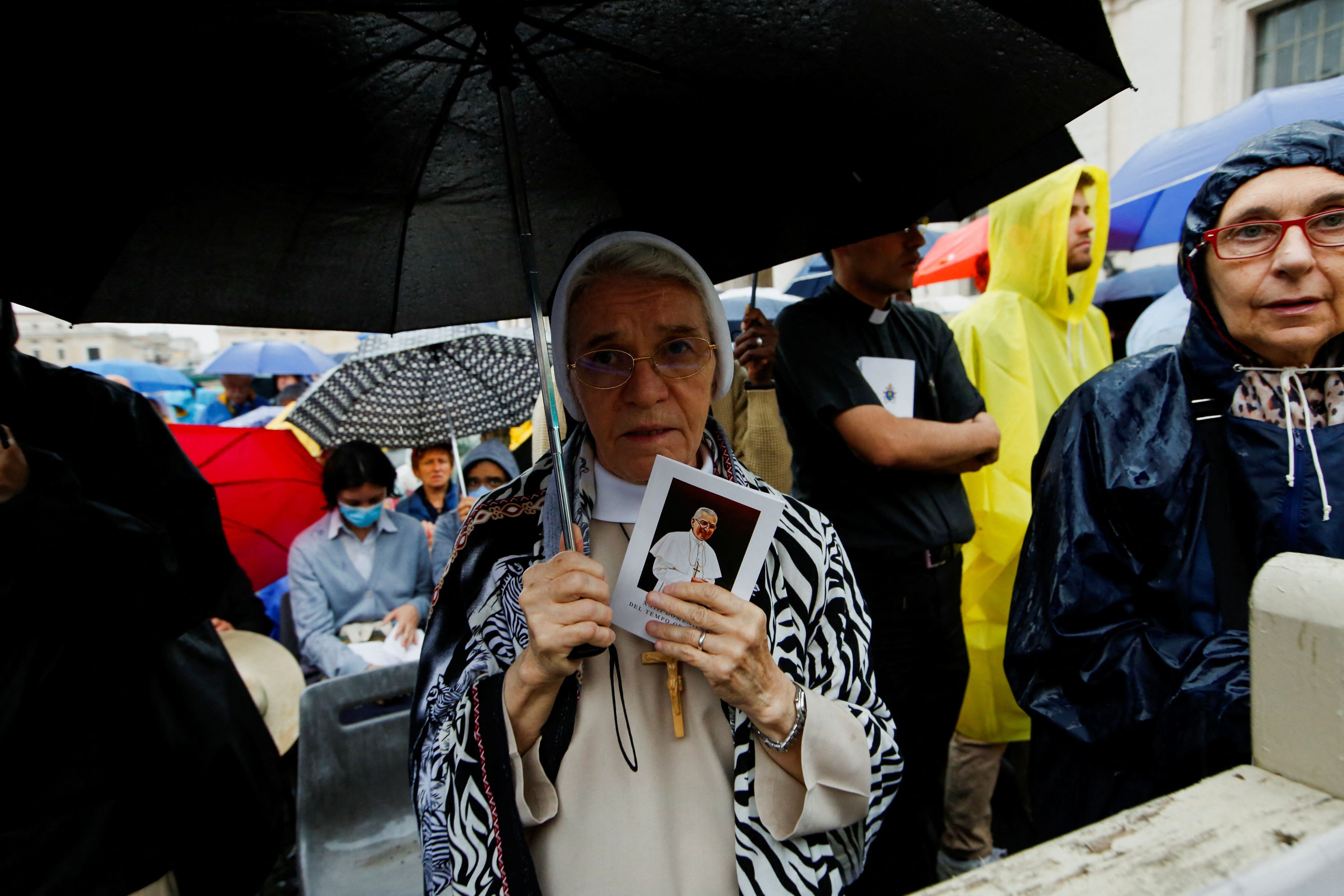 Una monja asiste a una misa por la beatificación del Papa Juan Pablo I, en la Plaza de San Pedro en el Vaticano, el 4 de septiembre de 2022. (REUTERS/Remo Casilli)