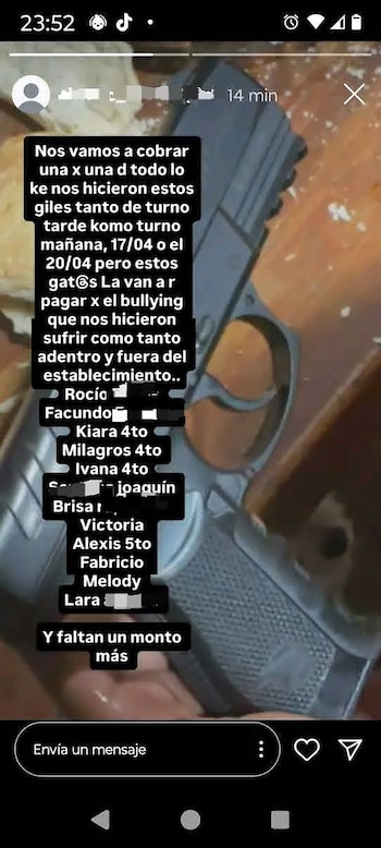 Captura de pantalla de un teléfono mostrando una publicación en redes sociales con la imagen de una pistola y texto amenazante, incluyendo nombres y fechas