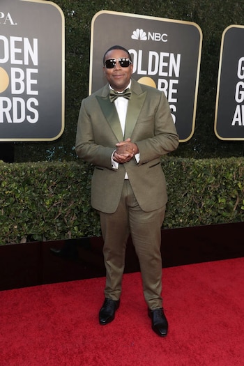Kenan Thompson optó por un esmoquin color verde militar con camisa blanca y zapatos de cuero negro. Finalizó su look con anteojos de sol negro