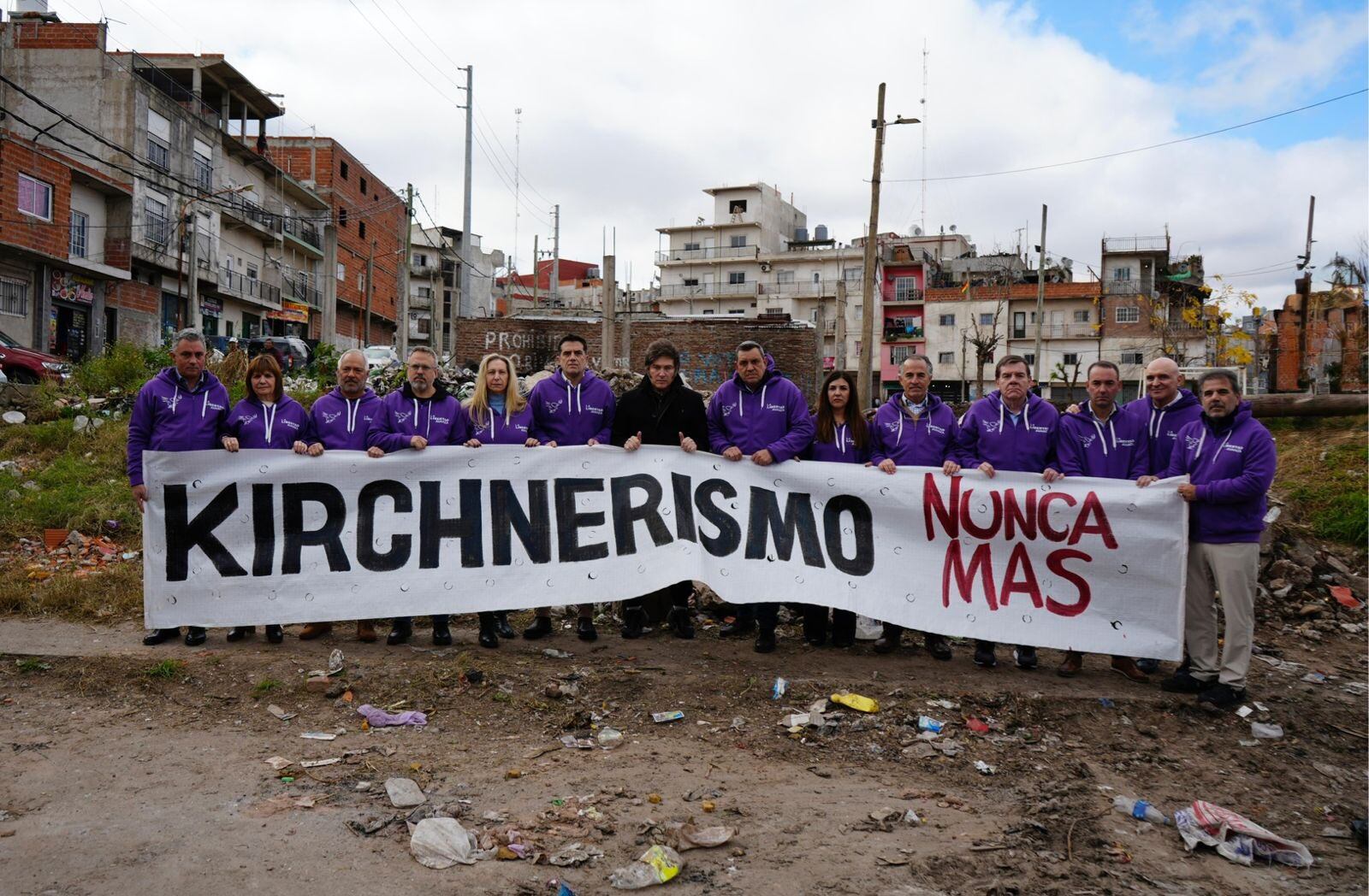 La foto de campaña en Villa Celina en La Matanza. Aparecen Sebastián Pareja, Patricia Bullrich, Oscar Liberman, Diego Valenzuela, Karina Milei, Gonzalo Cabezas, Javier Milei, Maximiliano Bondarenko, Natalia Blanco, Alejandro Speroni, Guillermo Montenegro, Francisco Adorni, José Luis Espert y Cristian Ritondo