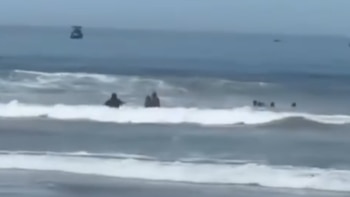 Vendedor ambulante arriesga su vida