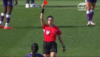 La jueza del partido mostró