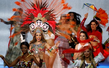 Las participantes, en sus trajes típicos