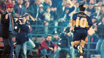 El saludo de Maradona con