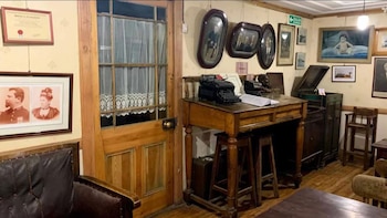 Una habitación decorada con fotos