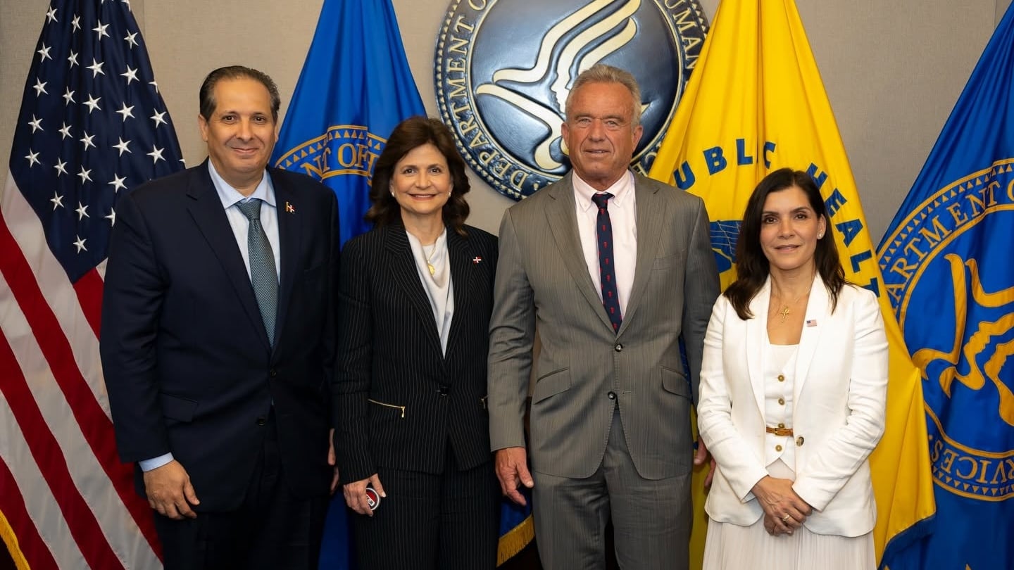 La vicepresidenta Raquel Peña y el ministro Víctor Atallah se reúnen con Robert F. Kennedy Jr. para ampliar la cooperación sanitaria (Foto cortesía Salud Pública)