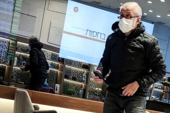 Foto del lunes del multimillonario ruso Roman Abramovich en un salón VIP del aeropuerto de Estambul antes de viajar a Israel.
Mar 14, 2022. REUTERS/Stringer
PROHIBIDA SU PIBLICACIÓN, USO EDITORIAL O COMERCIAL E ISRAEL