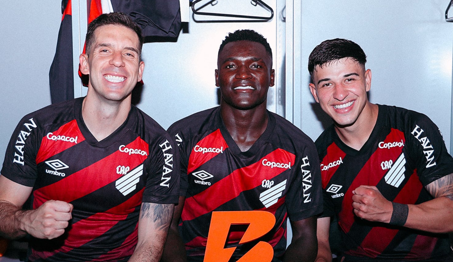 Kevin Viveros celebrando su premio al Mejor Jugador del Partido ante Botafogo por el Brasileirao - crédito Athletico Paranaense