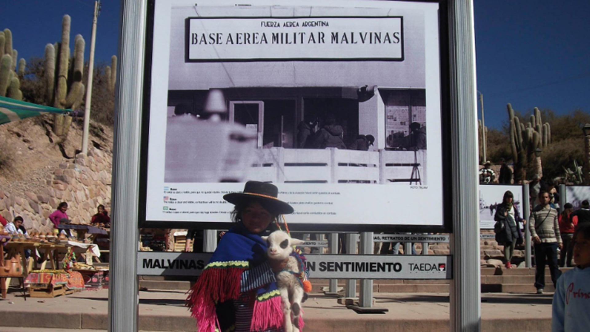 Llevamos por todo el país la muestra itinerante de gigantografías fotográficas “Malvinas, retratos de un sentimiento”, que recorre la Argentina desde hace más de quince años (Foto: Fernando Calzada)