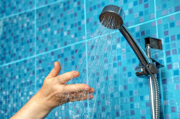 El agua tibia ayuda a eliminar impurezas sin agredir la piel ni causar deshidratación (Freepik)