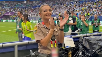 La policía uruguaya que se viralizó por cantar el himno mientras trabaja en el estadio de Miami