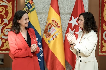 La presidenta de la Comunidad de Madrid, Isabel Díaz Ayuso (d) y la líder opositora venezolana María Corina Machado (i), a 18 de abril de 2026, en Madrid. (Diego Radamés / Europa Press)