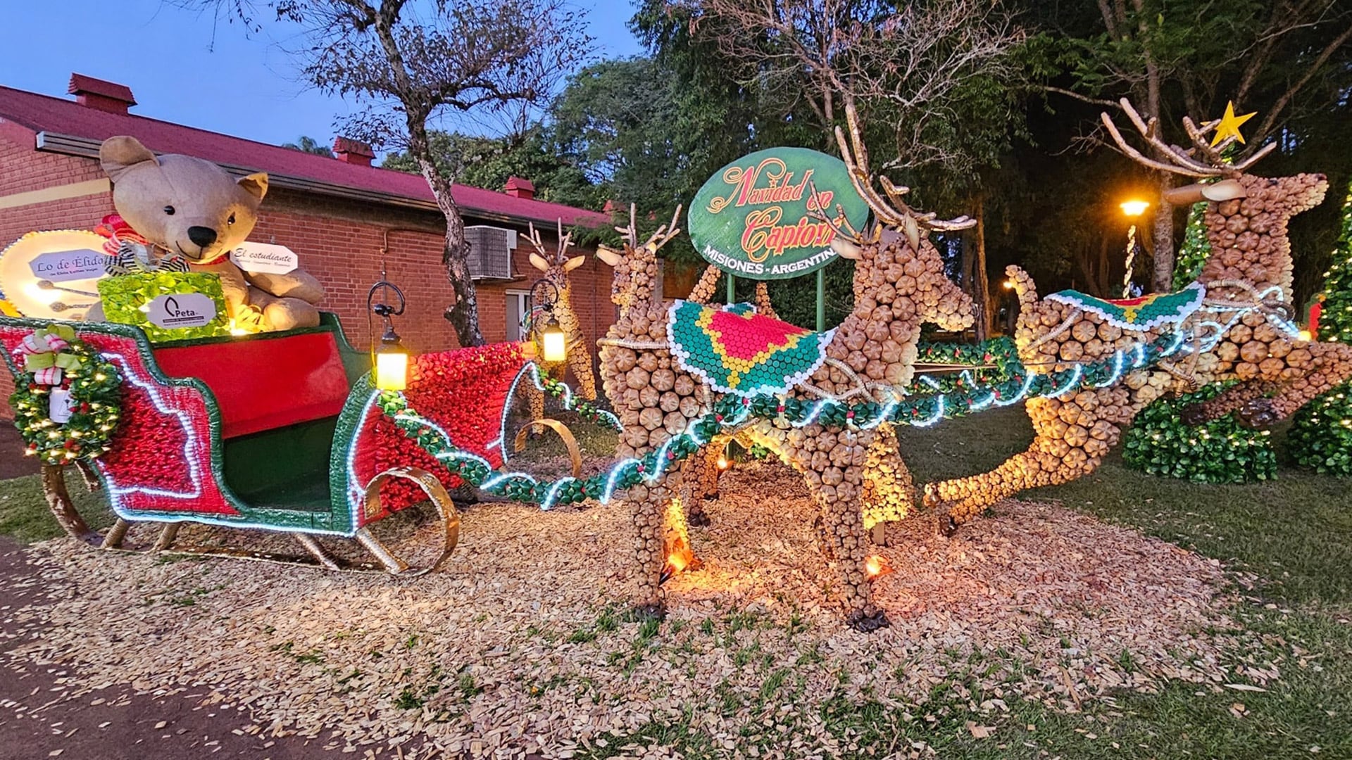 Los chicos pueden sacarse fotos en el trineo de Papá Noel