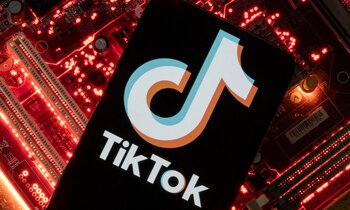 Un teléfono inteligente con el logotipo de TikTok en la placa base de una computadora en esta ilustración tomada el 23 de febrero de 2023. REUTERS/Dado Ruvic/Illustration/File Photo