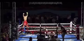 La brutal imagen, el Lobito no soportó y cayó en la lona mientras que Gilberto 'Torito' García celebra su triunfo. (Captura de pantalla)