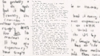 Hoja de papel blanco con un mensaje manuscrito en inglés alineado al centro sobre un fondo desenfocado