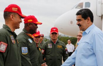 Nicolás Maduro con aviadores militares