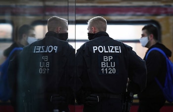 FOTO DE ARCHIVO. Un oficial de policía en la estación de trenes de Ostkreuz, en Berlín, Alemania. 2 de noviembre de 2020. REUTERS/Annegret Hilse