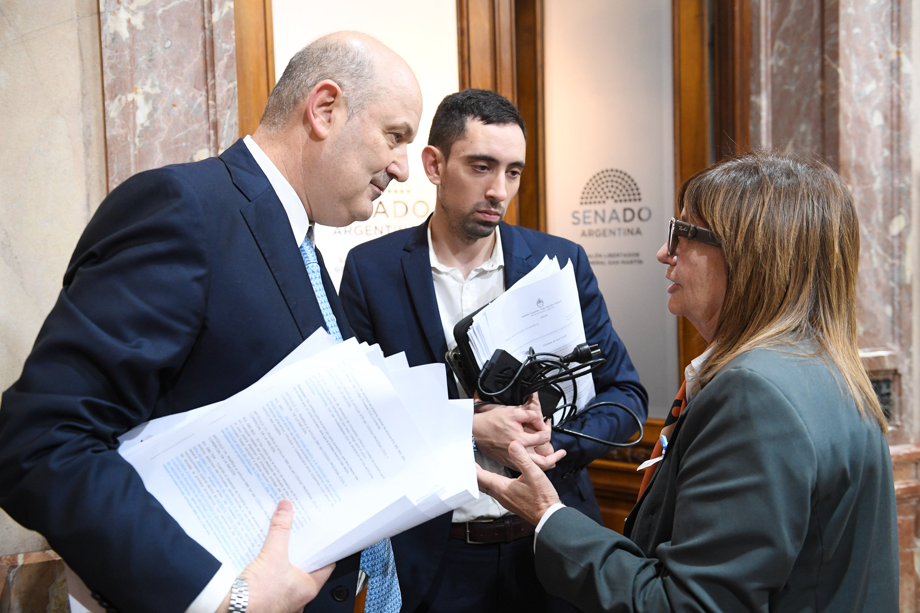 El ministro de Desregulación, Federico Sturzenegger; y la jefa libertaria en la Cámara alta, Patricia Bullrich (Prensa Senado)