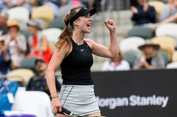 Elina Svitolina, de Ucrania, reacciona después de un tiro en contra de Yulia Putintseva, de Kazajistán, durante la actividad del torneo de tenis Abierto de Charleston, en Charleston, Carolina del Sur, el lunes 3 de abril de 2023. (AP Foto/Mic Smith)