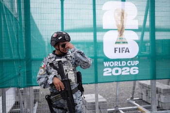 Un oficial de la Guardia Nacional monta guardia a las afueras de un estadio que albergará partidos de la Copa Mundial de la FIFA en Guadalajara, México, el martes 9 de junio de 2026.(AP Foto/Matías Delacroix)