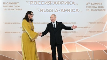 Fatima Mansouri, primera ministra de Marruecos, viaja a Rusia en su primer viaje al frente del Gobierno y la recibe Putin