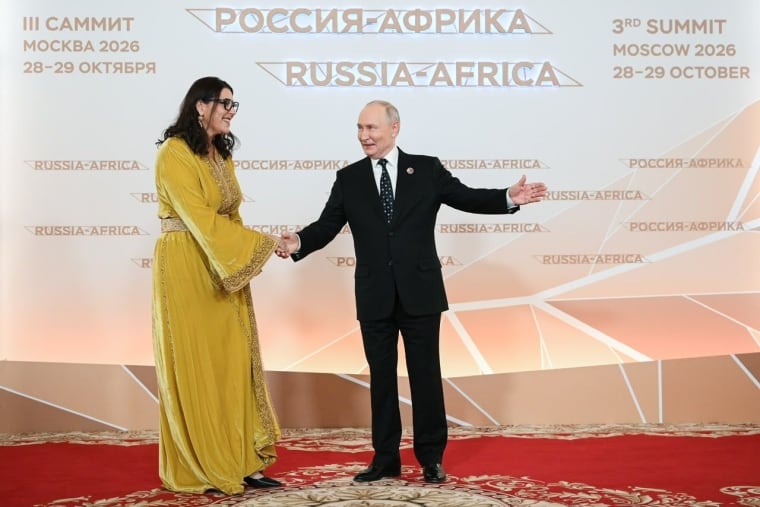 Fatima Mansouri, primera ministra de Marruecos, viaja a Rusia en su primer viaje al frente del Gobierno y la recibe Putin
