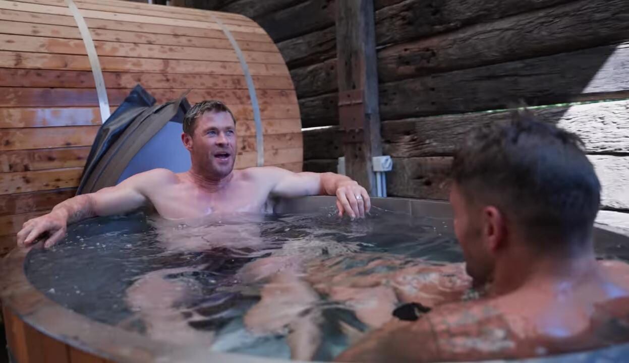 Baños de hielo, sauna y ejercicios de respiración se integran como herramientas clave para optimizar la recuperación muscular (Captura de video: YouTube - Chris Hemsworth)