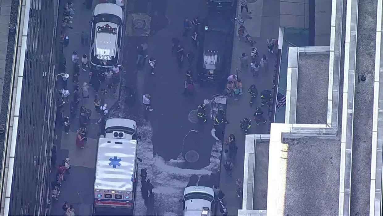 Un vídeo grabado por el helicóptero número 2 muestra una gran presencia de servicios de emergencia alrededor de un hotel en la ciudad de Nueva York el lunes por la mañana (Captura de video)