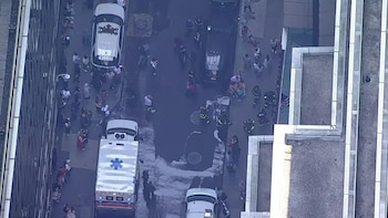 Un vídeo grabado por el helicóptero número 2 muestra una gran presencia de servicios de emergencia alrededor de un hotel en la ciudad de Nueva York el lunes por la mañana (Captura de video)