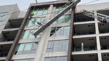 Dos trabajadores quedaron colgados tras