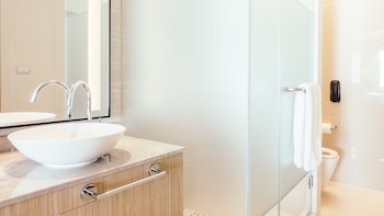 Por qué es importante limpiar la mampara del baño y cómo hacerlo según los expertos