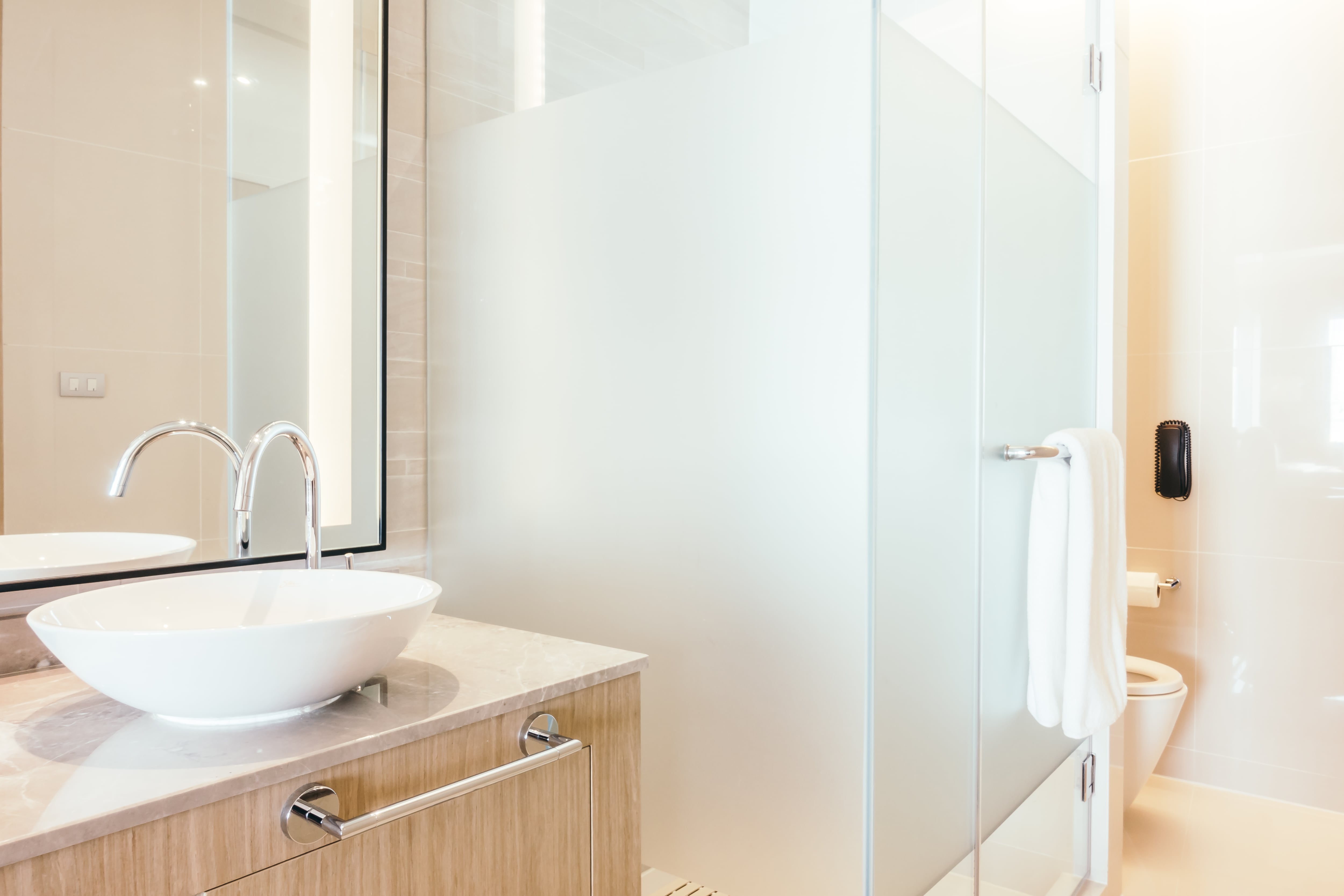 Mampara baño. (Magnific)